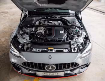 Bajo el capó Mercedes-AMG C 63 S E Performance "F1 Edition" [Malaysia] (W206) '2024–pr.
