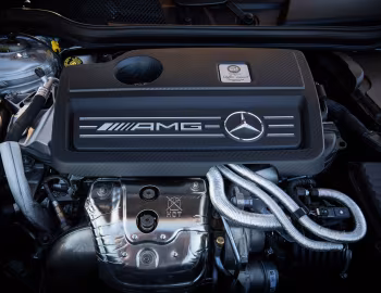 Sob o capô Mercedes-AMG CLA 45 4MATIC [Australia] (C117) '2016–19