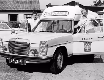 Mercedes-Benz 220 D/8 Visser Ambulance (Bm.115.103) '03.1968–07.1973