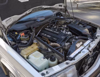 Sous la capuche Mercedes-Benz 190 E 2.3-16 [UK-spec] (W201) '09.1984–10.1988