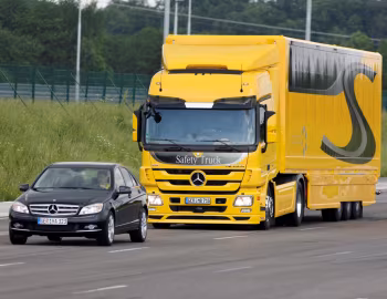 Mercedes-Benz Actros 1860 LS, Mercedes-Benz C-Klasse Sedan