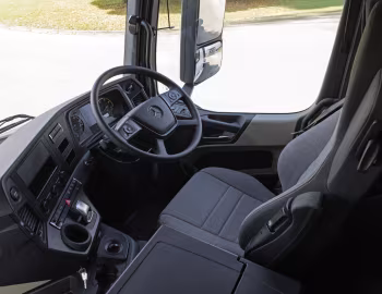Interior Mercedes-Benz Arocs 4763 SLT [UK-spec] '2025–pr.