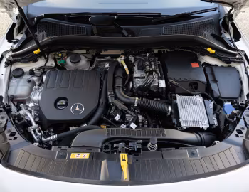 Bajo el capó Mercedes-Benz GLA 250 e [Australia] (H247) '2025–pr.