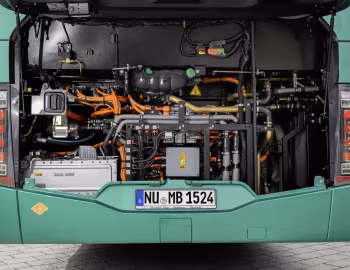 Sous la capuche Mercedes-Benz eIntouro '2025–pr.