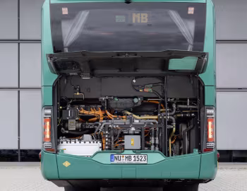 Sous la capuche Mercedes-Benz eIntouro M '2025–pr.