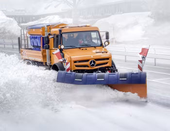 Mercedes-Benz Unimog U 4023 mit Schmidt Stratos Streugerät und Schneepflug (Br.437.4) '2018–pr.