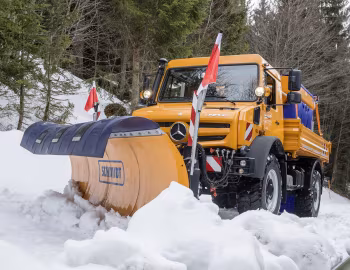 Mercedes-Benz Unimog U 4023 mit Schmidt Stratos Streugerät und Schneepflug (Br.437.4) '2018–pr.