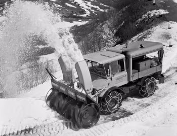 Mercedes-Benz Unimog mit Schmidt Schneefräse (Br.416)