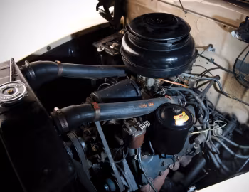 Sob o capô 1948 Mercury Eight Station Wagon (89M 79)