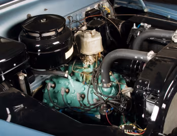 Sob o capô 1951 Mercury Sport Coupe (1CM M-72B)