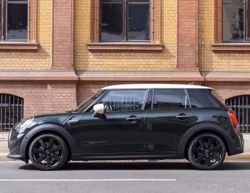MINI Cooper 5-door "Resolute Edition" [Worldwide] (F56) '2022–pr.