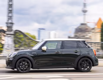 MINI Cooper 5-door "Resolute Edition" [Worldwide] (F56) '2022–pr.