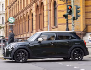 MINI Cooper 5-door "Resolute Edition" [Worldwide] (F56) '2022–pr.