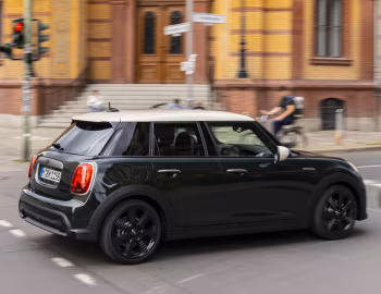 MINI Cooper 5-door "Resolute Edition" [Worldwide] (F56) '2022–pr.