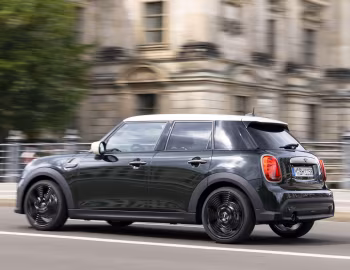 MINI Cooper 5-door "Resolute Edition" [Worldwide] (F56) '2022–pr.