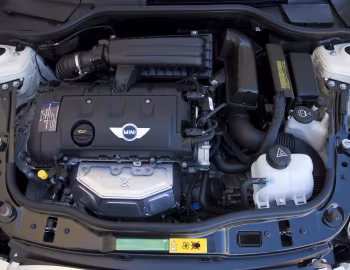 Під капотом 2011–15 Mini Cooper Cabrio [North America] (R57) '2010–15