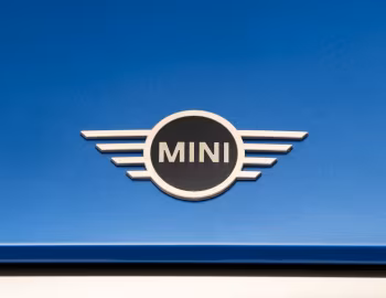 Логотип MINI Cooper S 5-door Favoured Trim [Worldwide] (F66) '2024–н.в.