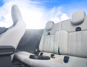 Интерьер MINI Cooper S Cabrio Favoured Trim [Worldwide] (F67) '2024–н.в.