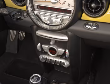 Інтэр'ер 2010 Mini Cooper S Cabrio [North America] (R57) '2009–10