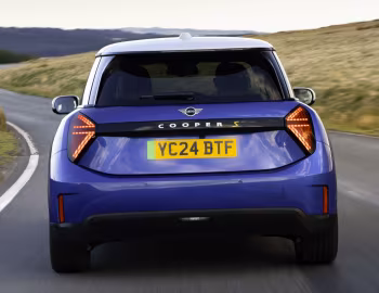 MINI Cooper SE [UK-spec] (J01) '2023–pr.