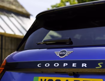 MINI Cooper SE [UK-spec] (J01) '2023–pr.
