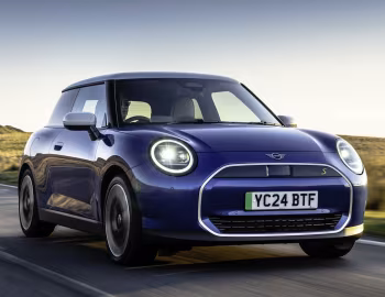 MINI Cooper SE [UK-spec] (J01) '2023–pr.
