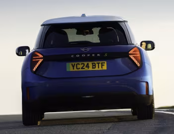 MINI Cooper SE [UK-spec] (J01) '2023–pr.