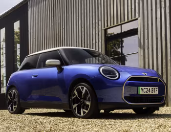 MINI Cooper SE [UK-spec] (J01) '2023–pr.