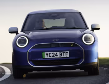 MINI Cooper SE [UK-spec] (J01) '2023–pr.