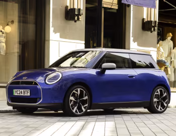 MINI Cooper SE [UK-spec] (J01) '2023–pr.