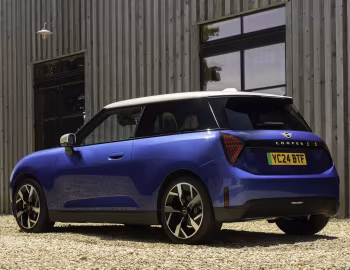 MINI Cooper SE [UK-spec] (J01) '2023–pr.
