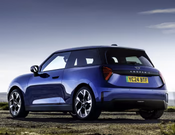 MINI Cooper SE [UK-spec] (J01) '2023–pr.