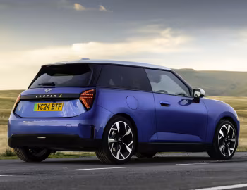 MINI Cooper SE [UK-spec] (J01) '2023–pr.
