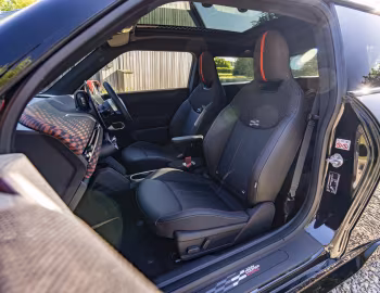 Интерьер MINI John Cooper Works Electric [UK-spec] (J01) '2025–н.в.