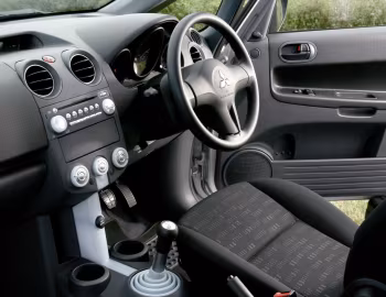 Интерьер Mitsubishi Colt CZ¹ 3-door [UK-spec] (Z30) '01.2006–10.2008
