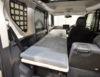 Интерьер Mitsubishi Delica-mini × Coleman '2023