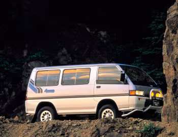 Mitsubishi Delica Star Wagon Exceed 4WD '09.1987–08.1988