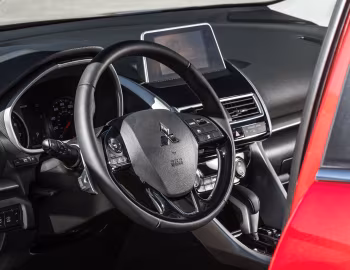 Интерьер 2018–21 Mitsubishi Eclipse Cross [North America] '2018–21