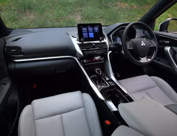 Painel frontal Mitsubishi Eclipse Cross PHEV [Japan] '2020–pr.