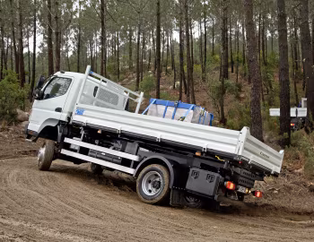 Mitsubishi Fuso Canter 6C18 4×4 three-way tipper [Portugal] (FG7) '2013–22