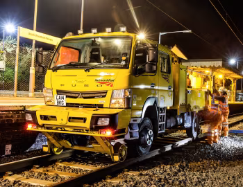 Mitsubishi Fuso Canter 6C18D 4×4 Road-Rail by Gos Tool & Engineering [UK-spec] '04.2015
