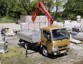 Mitsubishi Fuso Canter 6S15 Pritschenwagen mit Ferrari-Laderkran 541 A4 "50th Anniversary" [Germany] '2013