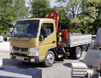 Mitsubishi Fuso Canter 6S15 Pritschenwagen mit Ferrari-Laderkran 541 A4 "50th Anniversary" [Germany] '2013