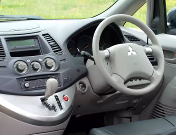 Торпедо Mitsubishi Grandis [UK-spec] '2004–10