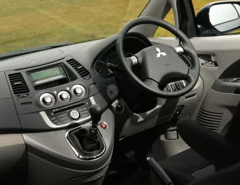 Торпедо Mitsubishi Grandis Equippe [UK-spec] '07.2004–07.2010
