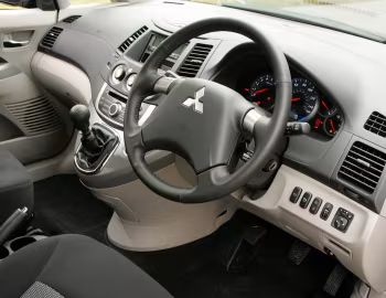 Торпедо Mitsubishi Grandis Equippe [UK-spec] '07.2004–07.2010
