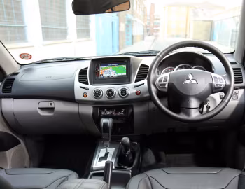 Painel frontal Mitsubishi L200 Barbarian "Black" [UK-spec] '2012
