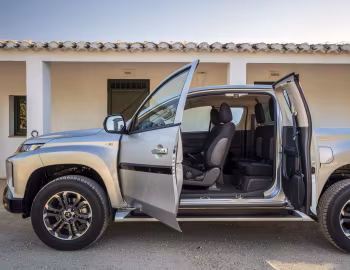 Интерьер Mitsubishi L200 Club Cab [Worldwide] '2019–н.в.