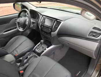 Interior Mitsubishi L200 Double Cab [Worldwide] '2015–19
