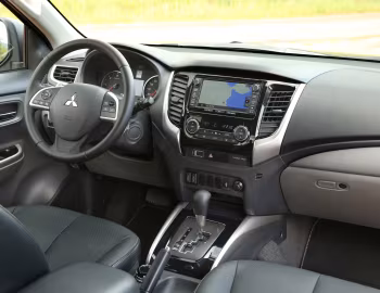 Interior Mitsubishi L200 Double Cab [Worldwide] '2015–19